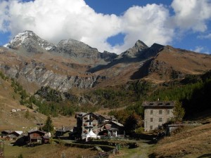 Villagio di Cheneil e il Grand Tournalin - Foto di Gian Mario Navillod.