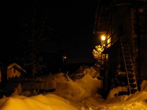 Il villaggio Lieussel di Chamois di notte sotto la neve.  - Foto di Gian Mario Navillod.