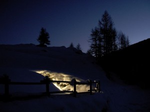 Opera di presa della centralina idroelettrica di Torgnon sotto la neve - Foto di Gian Mario Navillod.