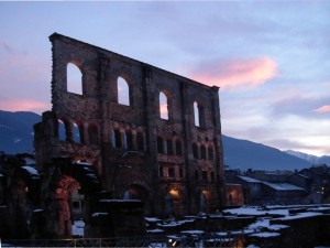 Teatro romano di Aosta al tramonto - Foto di Gian Mario Navillod.