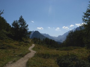 Sentiero per il Rifugio Bertone di Courmayeur: sullo sfondo il Mont Chetif - Foto di Gian Mario Navillod.