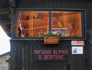 Ingresso del Rifugio Bertone di Courmayeur - Foto di Gian Mario Navillod.