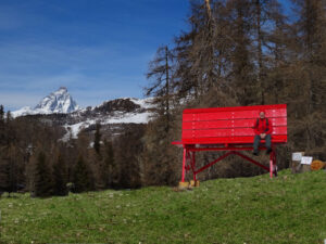 La Big Bench, la grande panchina rossa al Col Pilaz di La Magdeleine - Foto di Gian Mario Navillod