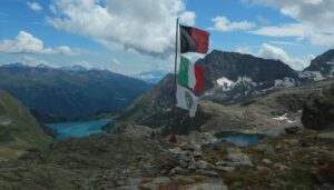 Le bandiere del rifugio Perucca-Vuillermoz - Foto di Gian Mario Navillod.