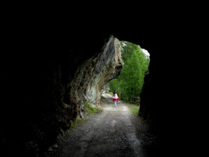 Galleria lungo la ciclabile Perrères-Promoron - Foto di Gian Mario Navillod.