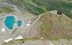 Il Rifugio L'Oriondé visto dalla Croce Carrel - Foto di Gian Mario Navillod.